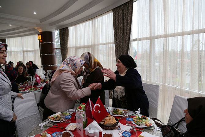 rizeli-anneler-anneler-gununde-biraraya-geldi3.jpg rizeli-anneler-anneler-gununde-biraraya-geldi3.jpg