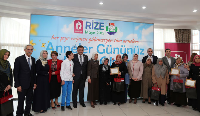 rizeli-anneler-anneler-gununde-biraraya-geldi9.jpg rizeli-anneler-anneler-gununde-biraraya-geldi9.jpg