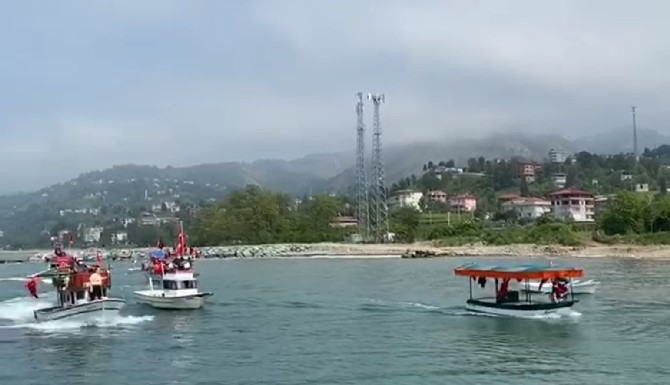 rizeli-balikcilardan-19-mayis-kutlamasi-(1).jpg