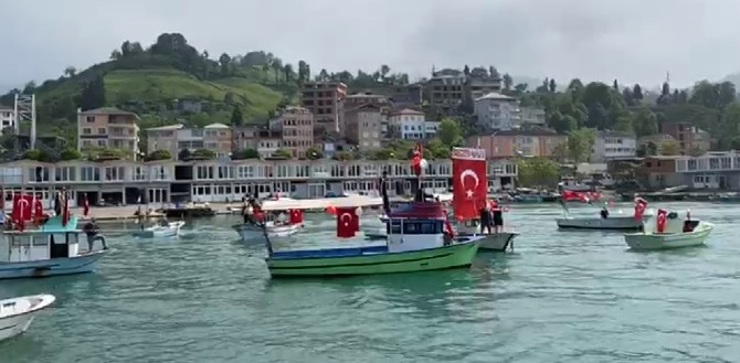 rizeli-balikcilardan-19-mayis-kutlamasi-(2).jpg
