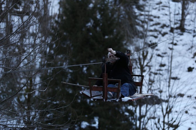 rizeli-ciftin-ilkel-teleferik-ile-zorlu-yolculugu-(1).jpg
