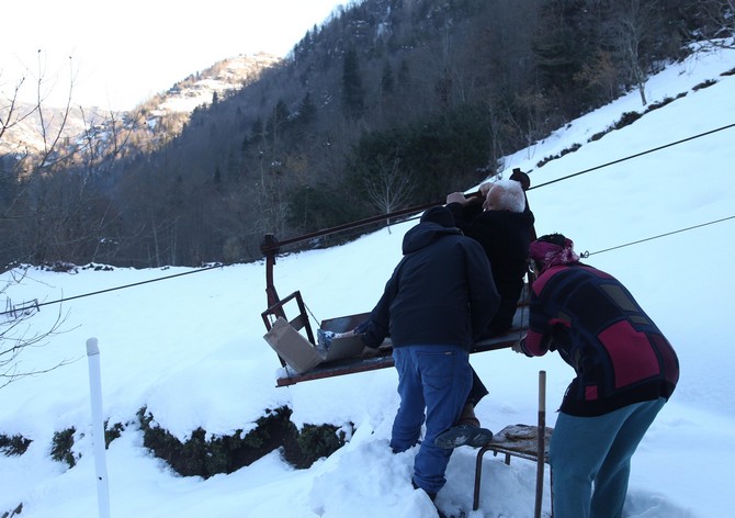 rizeli-ciftin-ilkel-teleferik-ile-zorlu-yolculugu-(3).jpg