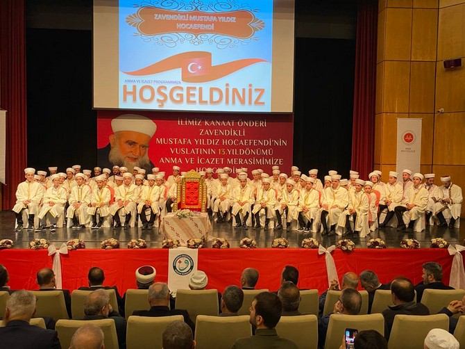 rizeli-din-alimi-gonul-insani-merhum-il-vaizlerinden-zavendikli-mustafa-yildiz-hocaefendi-olumunun-13-yilinda-duzenlenen-programla-anilirken-programa-yogun-ilgi-gosteren-rizeliler-salona-sigmadi-11.jpg