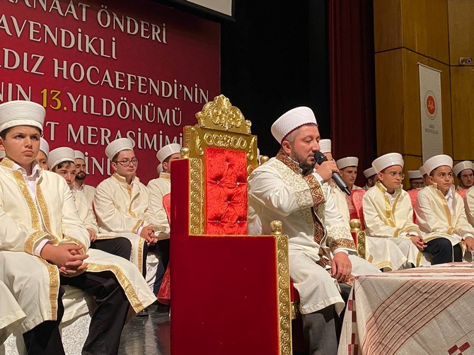 rizeli-din-alimi-gonul-insani-merhum-il-vaizlerinden-zavendikli-mustafa-yildiz-hocaefendi-olumunun-13-yilinda-duzenlenen-programla-anilirken-programa-yogun-ilgi-gosteren-rizeliler-salona-sigmadi-13.jpg