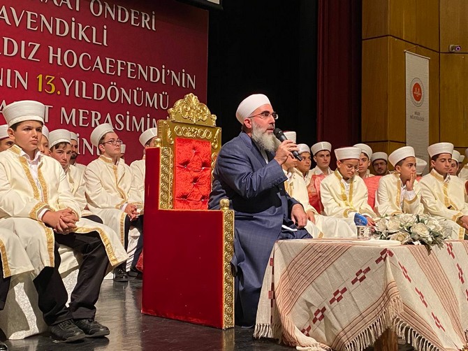 rizeli-din-alimi-gonul-insani-merhum-il-vaizlerinden-zavendikli-mustafa-yildiz-hocaefendi-olumunun-13-yilinda-duzenlenen-programla-anilirken-programa-yogun-ilgi-gosteren-rizeliler-salona-sigmadi-14.jpg