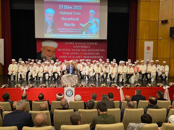 rizeli-din-alimi-gonul-insani-merhum-il-vaizlerinden-zavendikli-mustafa-yildiz-hocaefendi-olumunun-13-yilinda-duzenlenen-programla-anilirken-programa-yogun-ilgi-gosteren-rizeliler-salona-sigmadi-17.jpg
