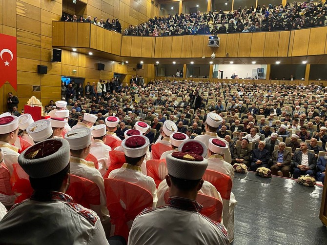 rizeli-din-alimi-gonul-insani-merhum-il-vaizlerinden-zavendikli-mustafa-yildiz-hocaefendi-olumunun-13-yilinda-duzenlenen-programla-anilirken-programa-yogun-ilgi-gosteren-rizeliler-salona-sigmadi-23.jpg