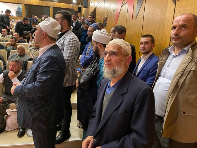 rizeli-din-alimi-gonul-insani-merhum-il-vaizlerinden-zavendikli-mustafa-yildiz-hocaefendi-olumunun-13-yilinda-duzenlenen-programla-anilirken-programa-yogun-ilgi-gosteren-rizeliler-salona-sigmadi-26.jpg