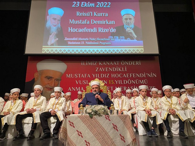 rizeli-din-alimi-gonul-insani-merhum-il-vaizlerinden-zavendikli-mustafa-yildiz-hocaefendi-olumunun-13-yilinda-duzenlenen-programla-anilirken-programa-yogun-ilgi-gosteren-rizeliler-salona-sigmadi-31.jpg