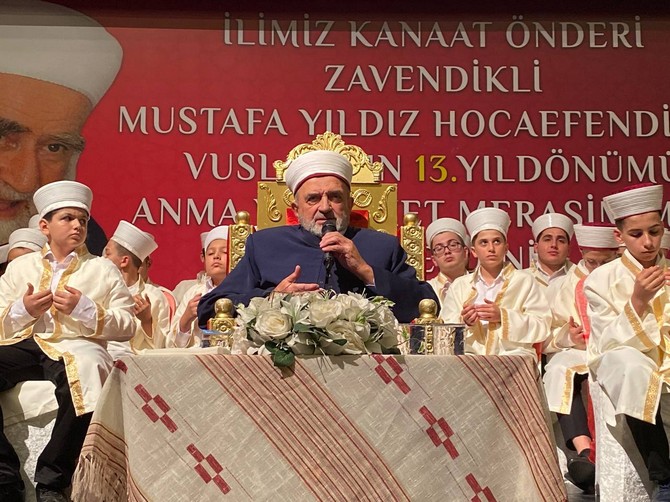 rizeli-din-alimi-gonul-insani-merhum-il-vaizlerinden-zavendikli-mustafa-yildiz-hocaefendi-olumunun-13-yilinda-duzenlenen-programla-anilirken-programa-yogun-ilgi-gosteren-rizeliler-salona-sigmadi-32.jpg
