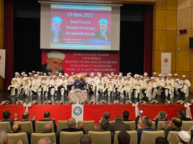 rizeli-din-alimi-gonul-insani-merhum-il-vaizlerinden-zavendikli-mustafa-yildiz-hocaefendi-olumunun-13-yilinda-duzenlenen-programla-anilirken-programa-yogun-ilgi-gosteren-rizeliler-salona-sigmadi-35.jpg