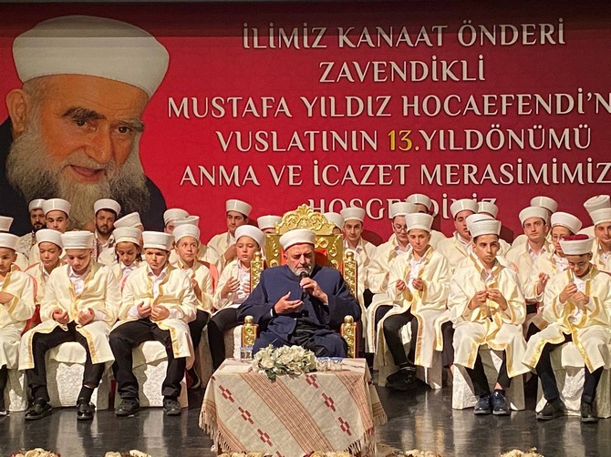 rizeli-din-alimi-gonul-insani-merhum-il-vaizlerinden-zavendikli-mustafa-yildiz-hocaefendi-olumunun-13-yilinda-duzenlenen-programla-anilirken-programa-yogun-ilgi-gosteren-rizeliler-salona-sigmadi-36.jpg