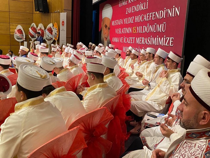 rizeli-din-alimi-gonul-insani-merhum-il-vaizlerinden-zavendikli-mustafa-yildiz-hocaefendi-olumunun-13-yilinda-duzenlenen-programla-anilirken-programa-yogun-ilgi-gosteren-rizeliler-salona-sigmadi-37.jpg