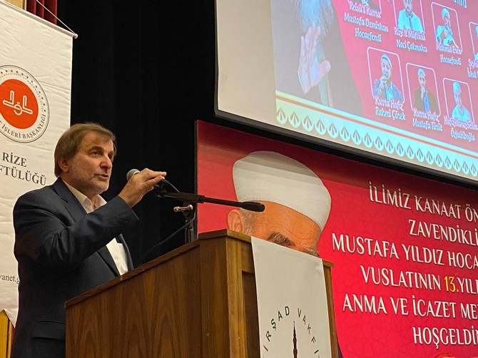 rizeli-din-alimi-gonul-insani-merhum-il-vaizlerinden-zavendikli-mustafa-yildiz-hocaefendi-olumunun-13-yilinda-duzenlenen-programla-anilirken-programa-yogun-ilgi-gosteren-rizeliler-salona-sigmadi-4.jpg