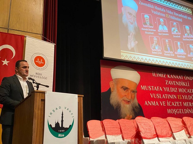 rizeli-din-alimi-gonul-insani-merhum-il-vaizlerinden-zavendikli-mustafa-yildiz-hocaefendi-olumunun-13-yilinda-duzenlenen-programla-anilirken-programa-yogun-ilgi-gosteren-rizeliler-salona-sigmadi-6.jpg