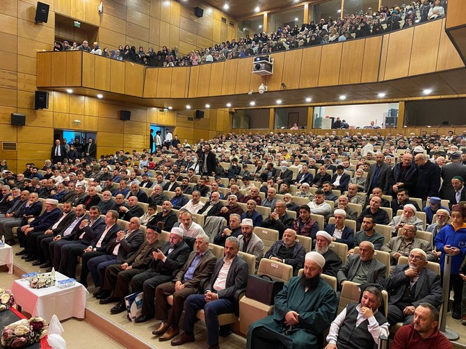 rizeli-din-alimi-gonul-insani-merhum-il-vaizlerinden-zavendikli-mustafa-yildiz-hocaefendi-olumunun-13-yilinda-duzenlenen-programla-anilirken-programa-yogun-ilgi-gosteren-rizeliler-salona-sigmadi-7.jpg