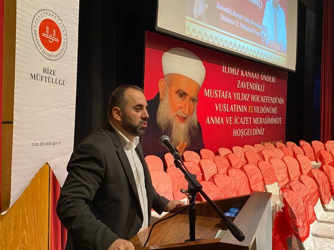 rizeli-din-alimi-gonul-insani-merhum-il-vaizlerinden-zavendikli-mustafa-yildiz-hocaefendi-olumunun-13-yilinda-duzenlenen-programla-anilirken-programa-yogun-ilgi-gosteren-rizeliler-salona-sigmadi-8.jpg