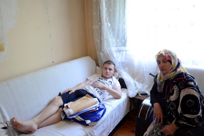 rizeli-genc-14.-kez-ameliyat-olabilmek-icin-yardim-bekliyor-(1).jpg