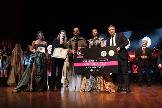 rizeli-genc-modaci-ozturk-yikilmaz-eskisehir-ticaret-odasinin-bu-yil-ilk-kez-duzenledigi-ve-ticaret-bakanliginin-destekledigi-moda-tasarim-yarismasinda-turkiye-1-ligini-kazandi-3-001.jpg