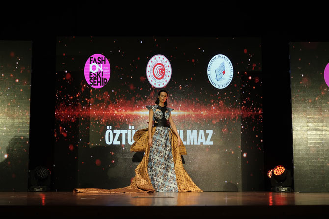 rizeli-genc-modaci-ozturk-yikilmaz-eskisehir-ticaret-odasinin-bu-yil-ilk-kez-duzenledigi-ve-ticaret-bakanliginin-destekledigi-moda-tasarim-yarismasinda-turkiye-1-ligini-kazandi-4-001.jpg