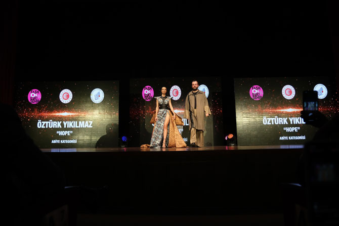 rizeli-genc-modaci-ozturk-yikilmaz-eskisehir-ticaret-odasinin-bu-yil-ilk-kez-duzenledigi-ve-ticaret-bakanliginin-destekledigi-moda-tasarim-yarismasinda-turkiye-1-ligini-kazandi-6-001.jpg