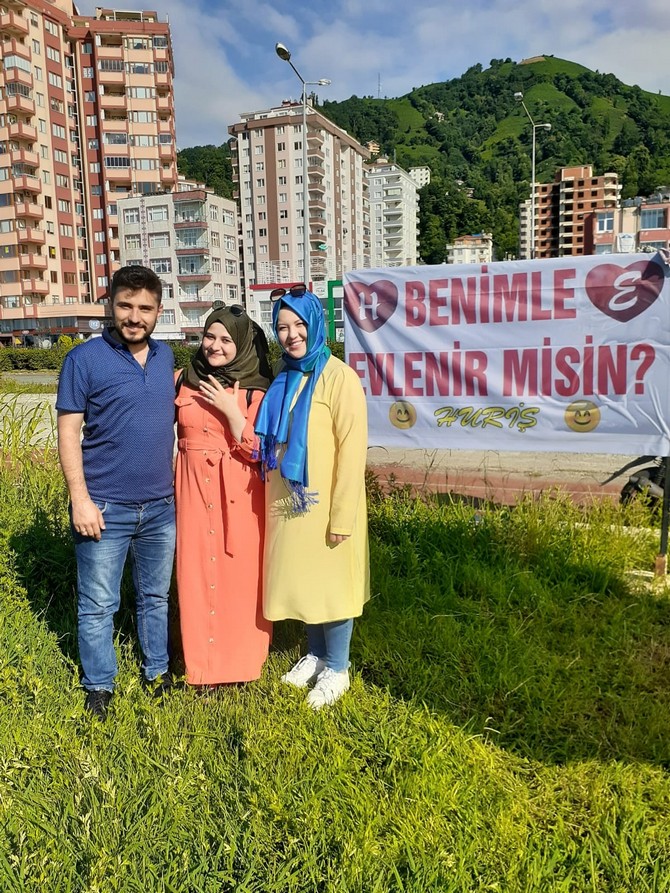 rizeli-gencin-yamac-parasutu-ile-yaptigi-evlenme-teklifi-unlu-sanatci-sener-senin-unutulmaz-karakterleri-arasinda-yer-alan-gulen-gozler-filmindeki-vecihi-gibi-ucakla-olmasa-da-filmleri-aratmadi.--(6).jpg