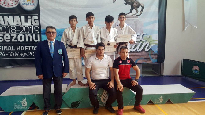 rizeli-judocular-madalya-ile-donduler-(1).jpg