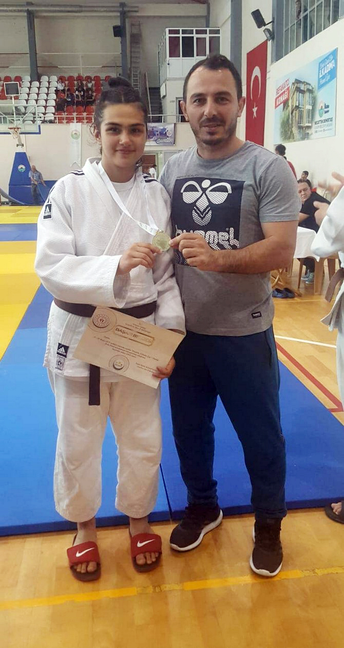 rizeli-judocular-madalya-ile-donduler-(2).jpg