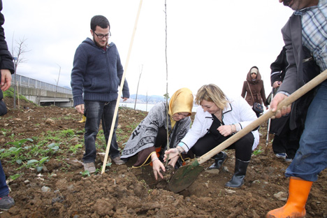 rizeli-kadinlar-bereket-ormani-icin-seferber-oldular-4.jpg rizeli-kadinlar-bereket-ormani-icin-seferber-oldular-4.jpg