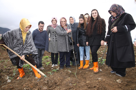 rizeli-kadinlar-bereket-ormani-icin-seferber-oldular-5.jpg rizeli-kadinlar-bereket-ormani-icin-seferber-oldular-5.jpg