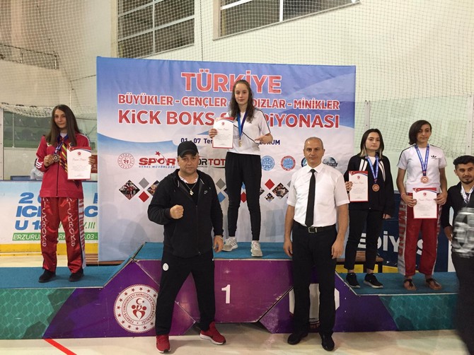 rizeli-kick-bokscular-erzurum’da-duzenlenen-turkiye-kick-boks-sampiyonasinda-2’si-altin-7-madalya-kazandi-(8).jpg