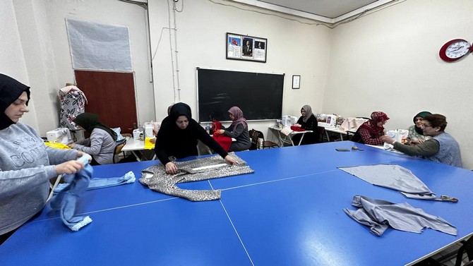 rizeli-kursiyerler-kadinlar-depremzedeler-icin-kislik-giysi-dikiyor-1.jpg