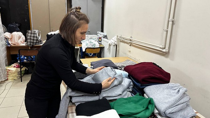rizeli-kursiyerler-kadinlar-depremzedeler-icin-kislik-giysi-dikiyor-4.jpg
