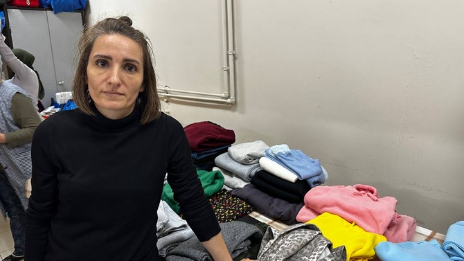 rizeli-kursiyerler-kadinlar-depremzedeler-icin-kislik-giysi-dikiyor-5.jpg