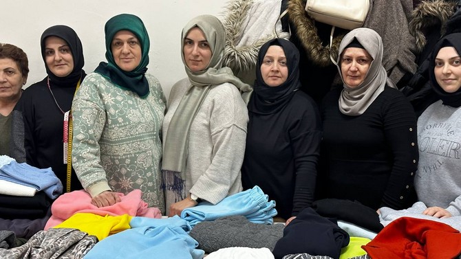 rizeli-kursiyerler-kadinlar-depremzedeler-icin-kislik-giysi-dikiyor-6.jpg