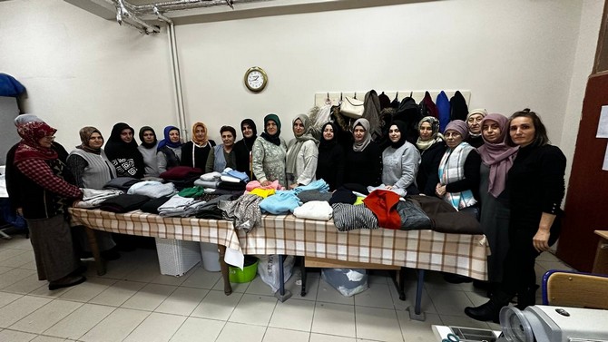 rizeli-kursiyerler-kadinlar-depremzedeler-icin-kislik-giysi-dikiyor-7.jpg