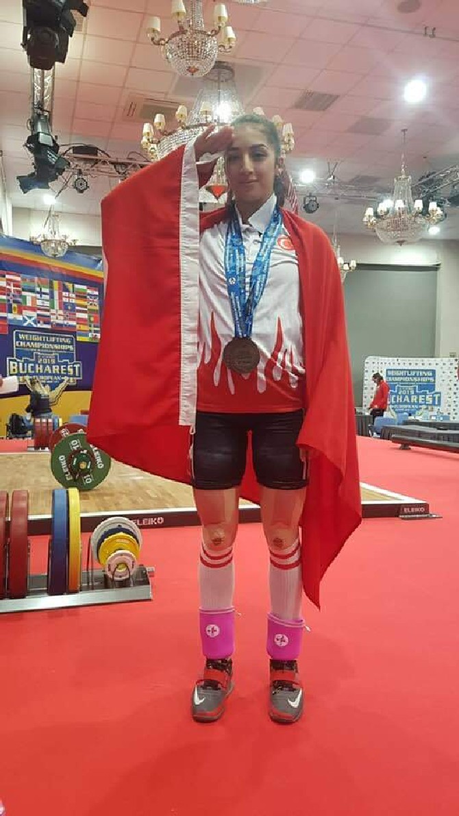rizeli-milli-halterci-pelinsu-bayav-romanyada-yapilan-avrupa-gencler-halter-sampiyonasinda-avrupa-3.cusu-oldu-(3).jpg