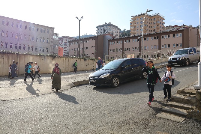 rizeli-muhtar-cocuklar-icin-‘trafik-polisi’-gibi-calisiyor-(6).jpg
