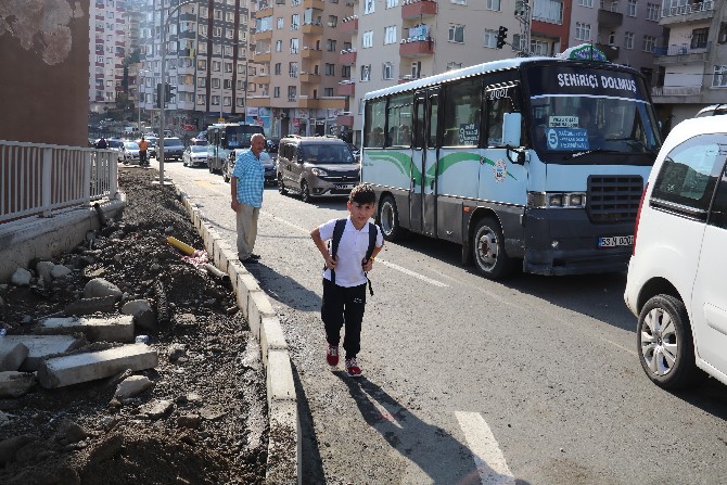 rizeli-muhtar-cocuklar-icin-‘trafik-polisi’-gibi-calisiyor-(8).jpg