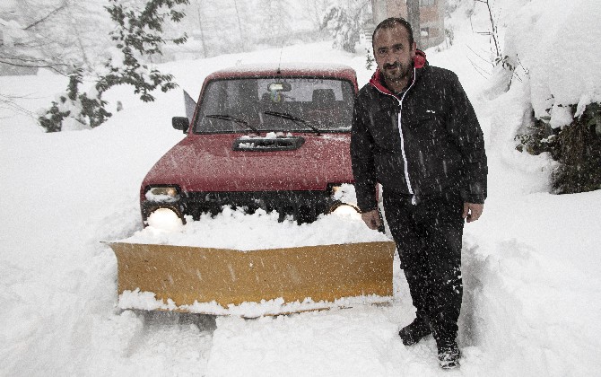 rizeli-muhtar-yasar-tas,-aracinin-onune-taktigi-kar-kureme-taragi-ile-kapanan-koy-yollarini-trafige-aciyor-(1).jpg