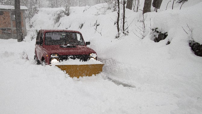 rizeli-muhtar-yasar-tas,-aracinin-onune-taktigi-kar-kureme-taragi-ile-kapanan-koy-yollarini-trafige-aciyor-(2).jpg