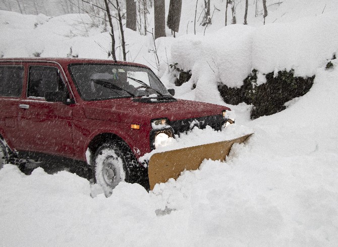 rizeli-muhtar-yasar-tas,-aracinin-onune-taktigi-kar-kureme-taragi-ile-kapanan-koy-yollarini-trafige-aciyor-(3).jpg