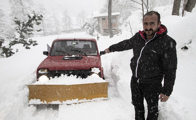 rizeli-muhtar-yasar-tas,-aracinin-onune-taktigi-kar-kureme-taragi-ile-kapanan-koy-yollarini-trafige-aciyor-(6).jpg
