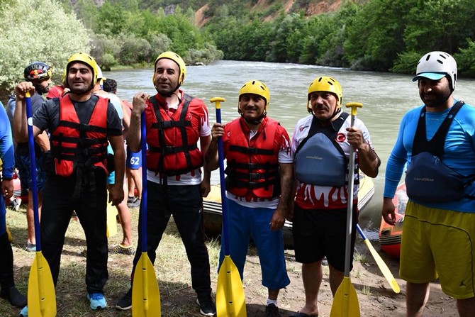 rizeli-raftingciler-tunceli’de-3’u-birincilik-6-kupa-kaldirdi-(3).jpg