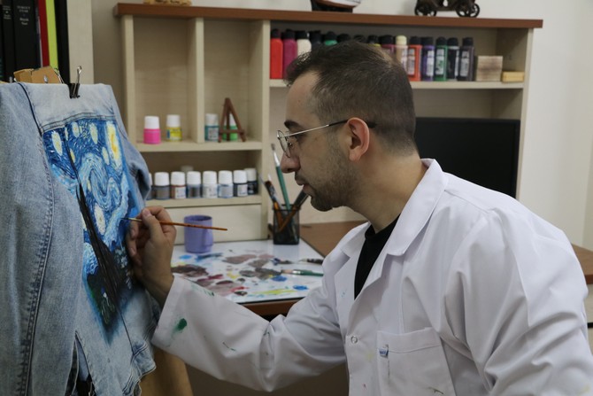 rizeli-ressam-modasi-gecen-kullanilmayan-kotlari-geri-donusturerek-onlarin-uzerine-yapmis-oldugu-resimlerle-yeni-bir-tarz-olusturuyor-3.jpg