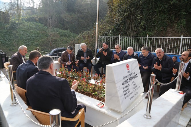 rizeli-sehit-ugur-korkmaz’in-kabri-basinda-kur’an-i-kerim-okundu-(5).jpg