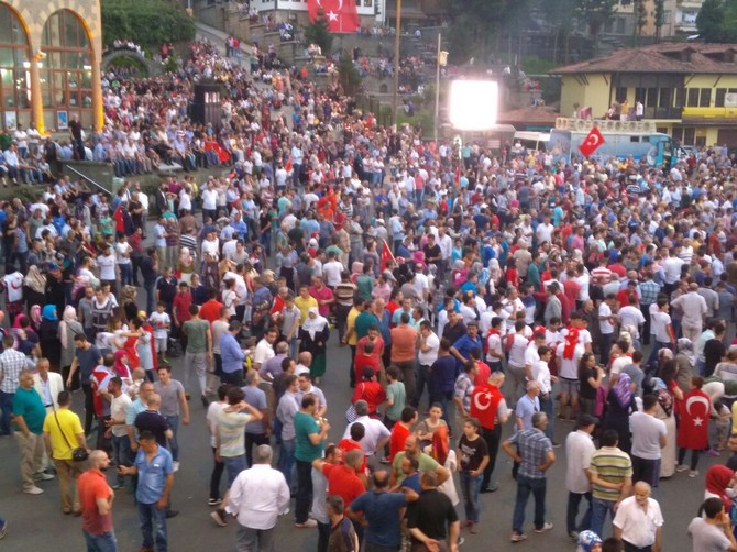 rizeliler-darbe-girisimine-karsi-cumhuriyet-meydaninda-bulusuyor-(1).jpg
