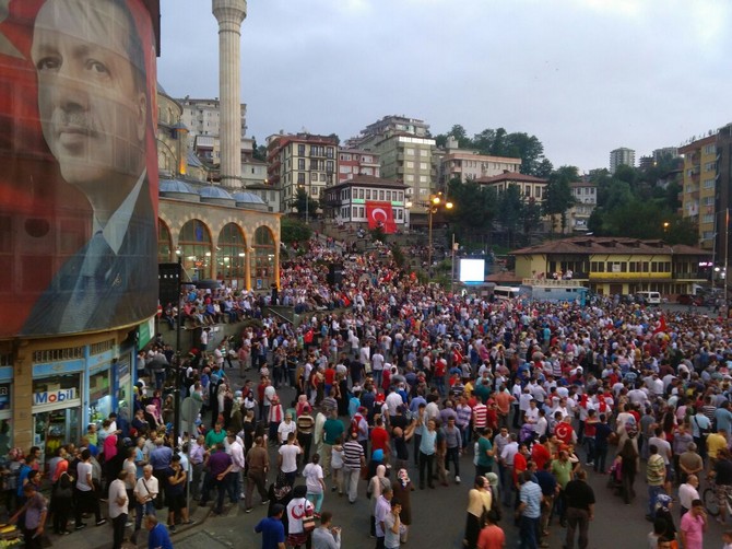 rizeliler-darbe-girisimine-karsi-cumhuriyet-meydaninda-bulusuyor-(2).jpg