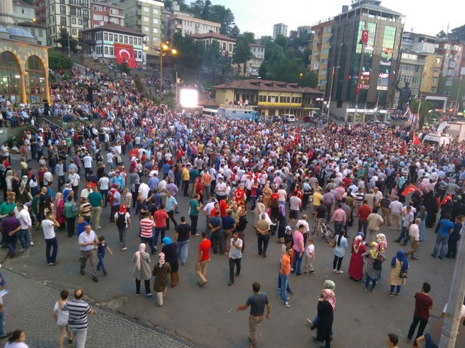 rizeliler-darbe-girisimine-karsi-cumhuriyet-meydaninda-bulusuyor-(4).jpg