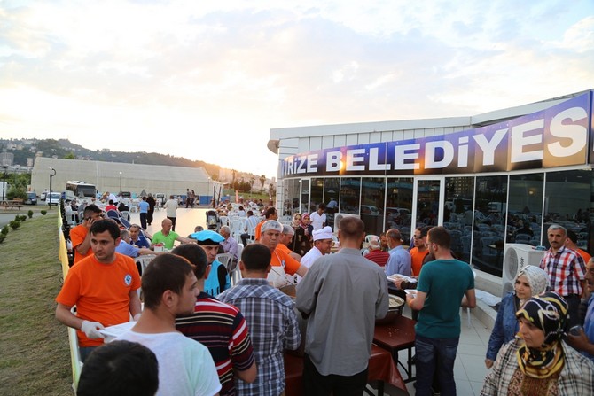 rizeliler-ilk-iftarda-cadirda-bulustu-(2).jpg